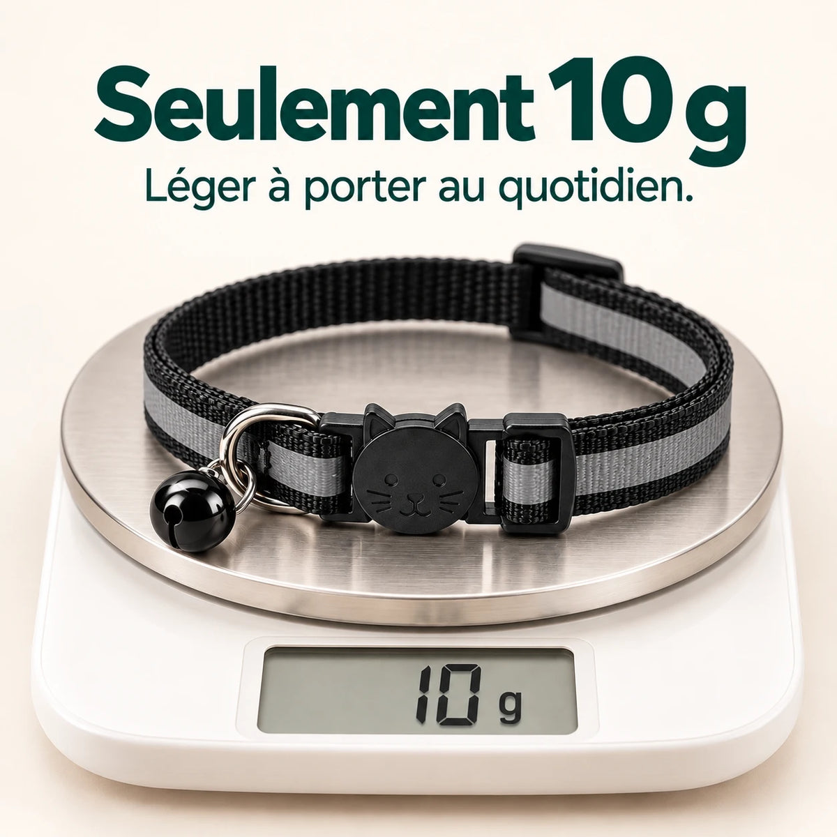 Le collier posé sur une balance de cuisine, qui affiche 10 g