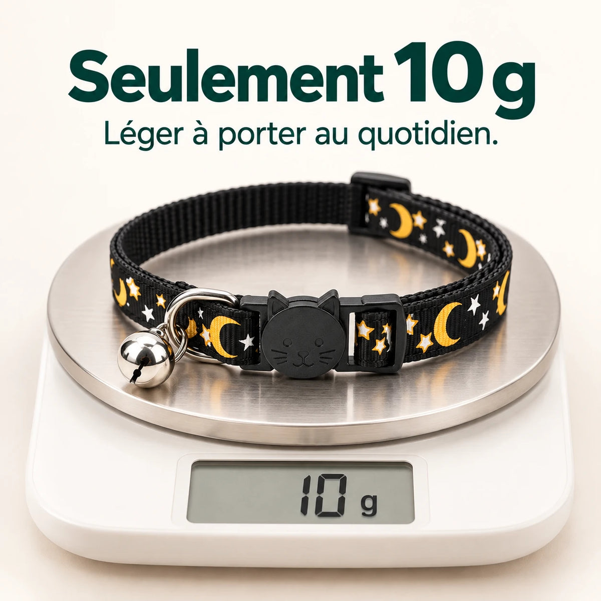 Collier noir à motifs lune et étoiles posé sur une balance qui affiche 10 g