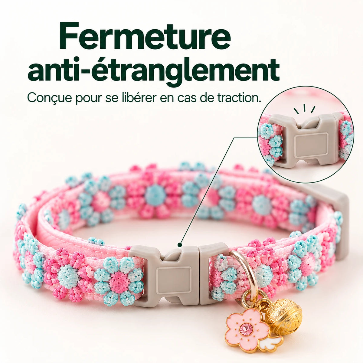 Collier à fleurs rose et bleu posé, avec un gros plan sur sa boucle anti-étranglement
