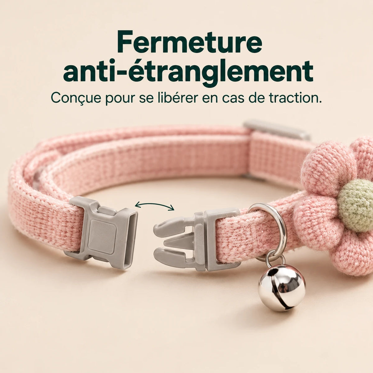 Gros plan sur la boucle anti-étranglement du collier rose, ouverte en deux parties