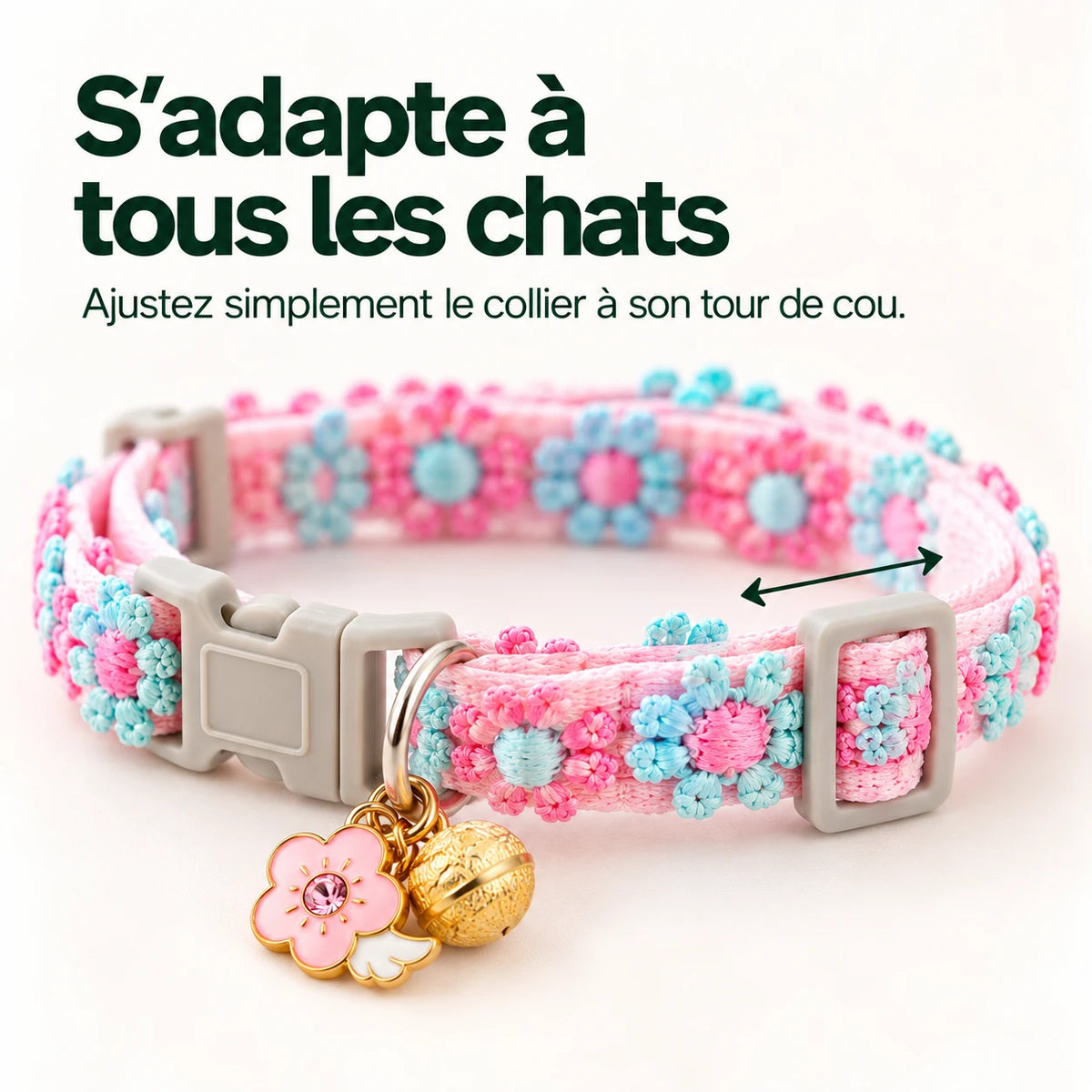 Collier à fleurs rose et bleu posé, avec le passant coulissant qui règle sa longueur au tour de cou