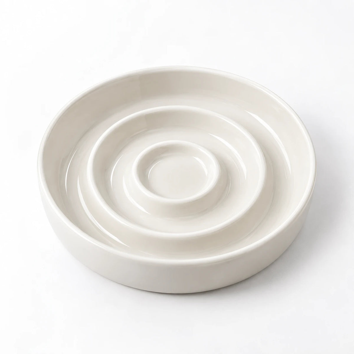 Gamelle anti-glouton crème à trois anneaux concentriques, vue de trois quarts
