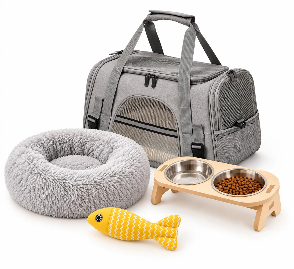 Les quatre produits du pack premier chat : panier rond gris, sac de transport, gamelle double en bois et jouet poisson jaune