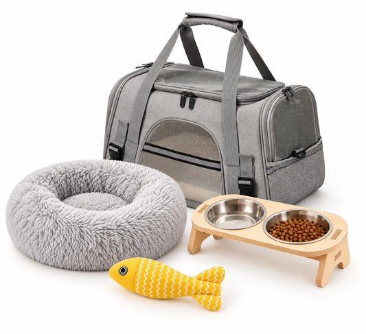 Les quatre produits du pack premier chat : panier rond gris, sac de transport, gamelle double en bois et jouet poisson jaune
