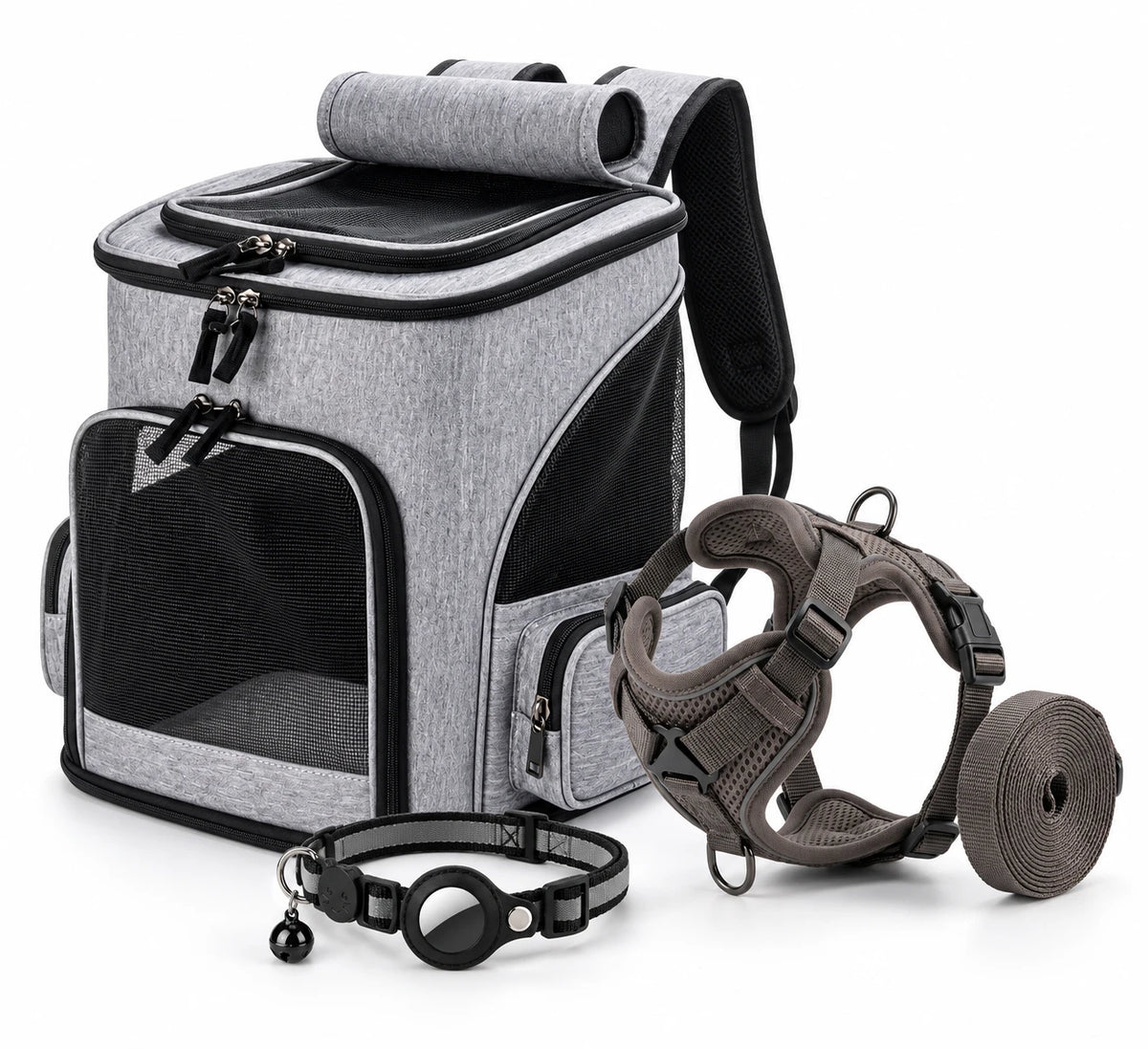 Les trois produits du pack premières sorties : sac à dos gris, harnais marron avec sa laisse, collier noir à support AirTag