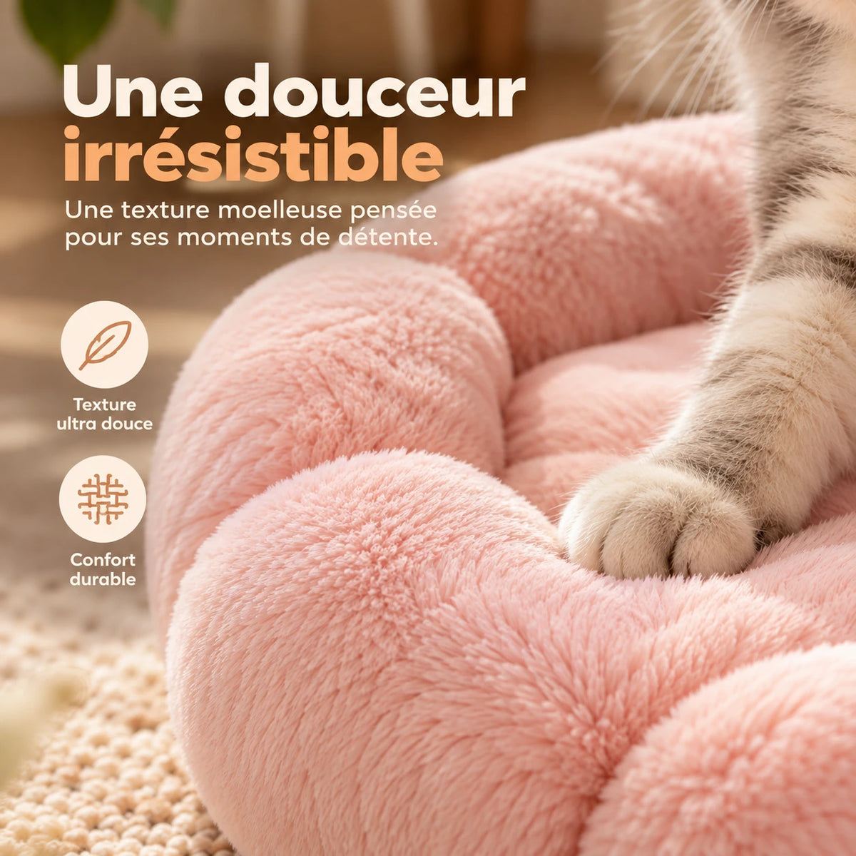 Gros plan sur la peluche courte du panier rose, avec la patte d'un chat posée dessus