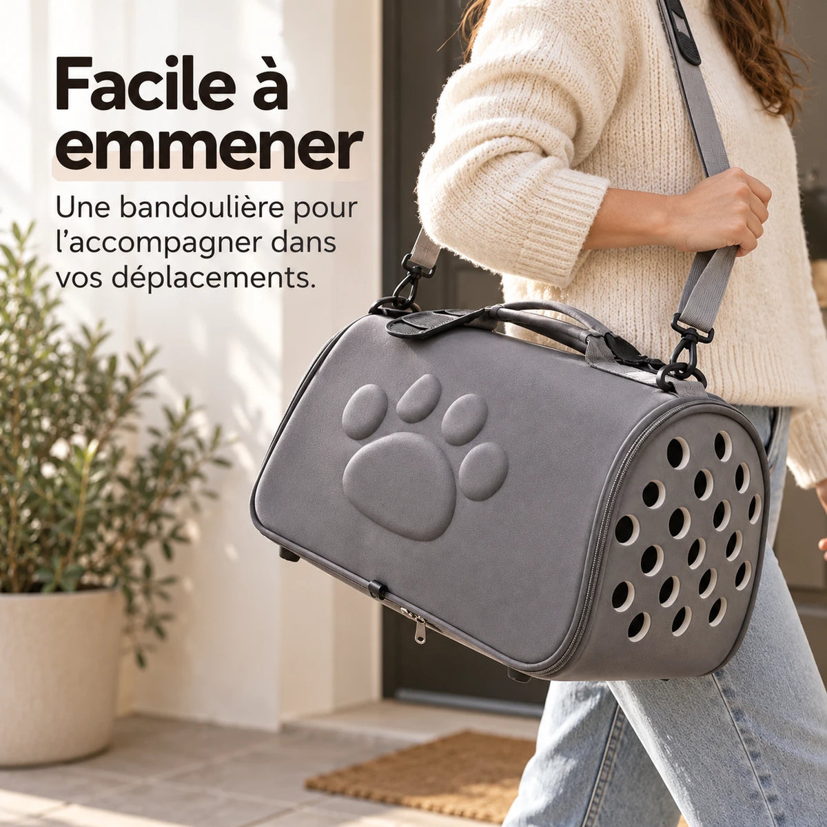 Le sac de transport gris porté en bandoulière, devant une porte d'entrée